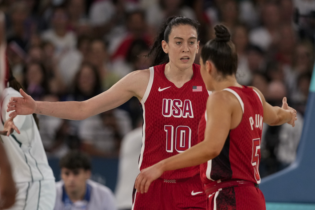 Breanna Stewart, other moms on US women's basketball team enjoy rare