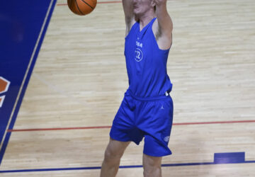 Olivier Rioux, a 7-foot-4 NCAA college basketball player from Florida, dunks the ball while practicing with the team, Friday, Oct. 18, 2024, in Gainesville, Florida. (AP Photo/John Raoux)