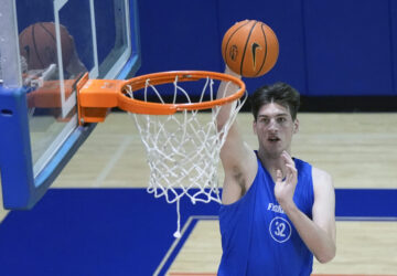 Olivier Rioux, a 7-foot-4 NCAA college basketball player from Florida, dunks the ball while practicing with the team, Friday, Oct. 18, 2024, in Gainesville, Florida. (AP Photo/John Raoux)