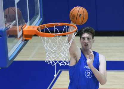 Olivier Rioux, a 7-foot-4 NCAA college basketball player from Florida, dunks the ball while practicing with the team, Friday, Oct. 18, 2024, in Gainesville, Florida. (AP Photo/John Raoux)