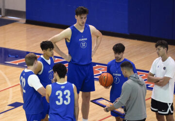 Center back Olivier Rioux, a 7-foot-4 NCAA basketball player from Florida, joins coaches and teammates during the team's practice, Friday, Oct. 18, 2024, in Gainesville, Florida. (AP Photo/John Raoux)