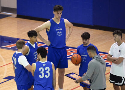 Center back Olivier Rioux, a 7-foot-4 NCAA basketball player from Florida, joins coaches and teammates during the team's practice, Friday, Oct. 18, 2024, in Gainesville, Florida. (AP Photo/John Raoux)