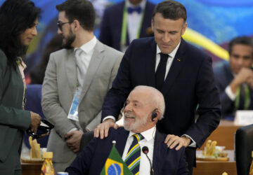 France's President Emmanuel Macron, top, and Brazil's President Luiz Inacio Lula da Silva talk during the G20 Summit leaders meeting in Rio de Janeiro, Monday, Nov. 18, 2024. (AP Photo/Eraldo Peres)