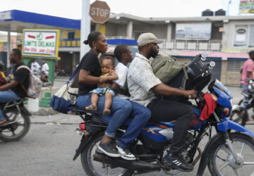 Residents flee their homes to escape gang violence in the Nazon neighborhood of Port-au-Prince, Haiti, Thursday, Nov. 14, 2024. (AP Photo/Odelyn Joseph)