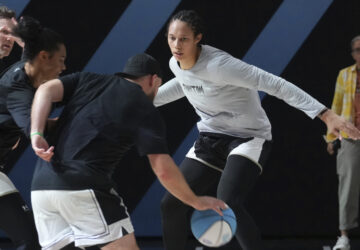 Phantom's Brittney Griner, practices defensive plays, Thursday, Jan. 16, 2025, in Medley, Fla. (AP Photo/Marta Lavandier)