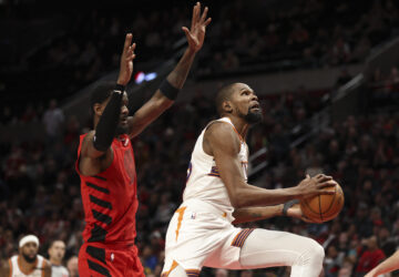 The Phoenix Suns striker, Kevin Durant, on the right, goes to the basket spent Portland Trail Blazers Center Deandre Ayton in overtime of a basketball match of the NBA on Monday, February 3, 2025, in Portland, Oregon (Ap Photo / Amanda Loman ))