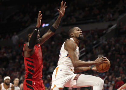 The Phoenix Suns striker, Kevin Durant, on the right, goes to the basket spent Portland Trail Blazers Center Deandre Ayton in overtime of a basketball match of the NBA on Monday, February 3, 2025, in Portland, Oregon (Ap Photo / Amanda Loman ))