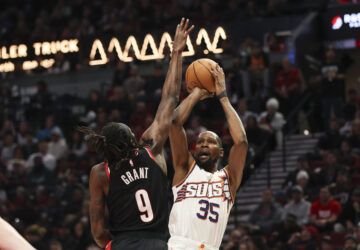 The Phoenix Suns striker, Kevin During (35 years) shoots the striker of Portland Trail Blazers Jerami Grant (9) during the second half of an NBA basketball match on Saturday February 1, 2025, in Portland, Oregon ( AP photo / Amanda Loman)