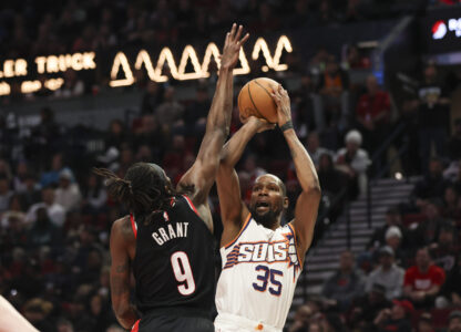 The Phoenix Suns striker, Kevin During (35 years) shoots the striker of Portland Trail Blazers Jerami Grant (9) during the second half of an NBA basketball match on Saturday February 1, 2025, in Portland, Oregon ( AP photo / Amanda Loman)