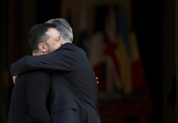 Britain's Prime Minister Keir Starmer, right, welcomes Ukrainian President Volodymyr Zelenskyy to the European leaders' summit to discuss Ukraine, at Lancaster House, London, Sunday March 2, 2025. (Toby Melville/Pool via AP)