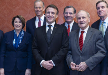 The President of France, Emmanuel Macron, the Center, is greeted by the US chapter, from the left, Senator Amy Klobuchar, D-Minn., Most Senate leader, John Thune, Rs.d., Senator John Barrasso, R-Wyo., Senator James Risch, R-Odaho and Senator Mark Warner, D-Vio/J. Applewhite)