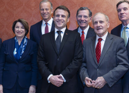 The President of France, Emmanuel Macron, the Center, is greeted by the US chapter, from the left, Senator Amy Klobuchar, D-Minn., Most Senate leader, John Thune, Rs.d., Senator John Barrasso, R-Wyo., Senator James Risch, R-Odaho and Senator Mark Warner, D-Vio/J. Applewhite)